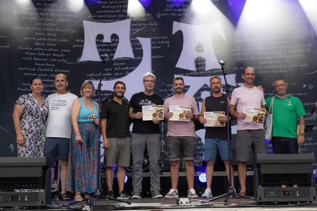 Los premiados con los miembros del ayuntamiento de Sopela , que han hecho entrega de los premios.